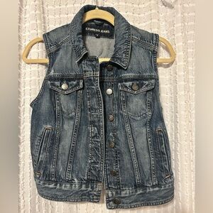Express Women’s Medium Cropped Denim Vest in Classic Blue